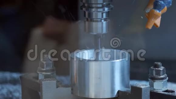 金工数控铣床切割金属现代加工技术小的景深视频的预览图