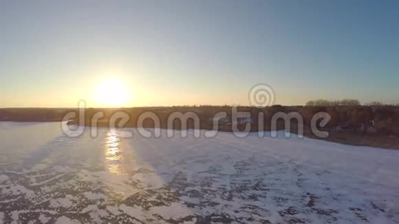 冰湖美丽的冬季景观视频的预览图