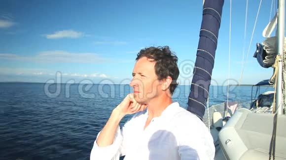 在克罗地亚海岸的亚得里亚海上享受帆船旅行的人视频的预览图