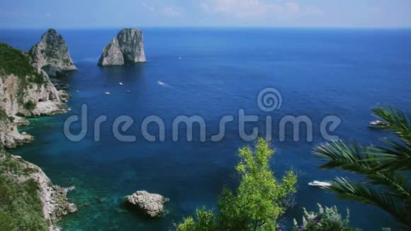意大利南部海岸的Azure视频的预览图