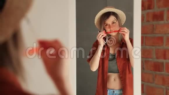 快乐的女人在镜子前打扮视频的预览图