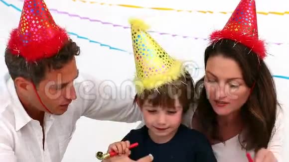 父亲在儿子生日时玩儿子视频的预览图