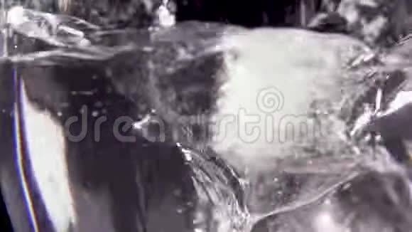 冰落在一杯水中慢动作视频的预览图
