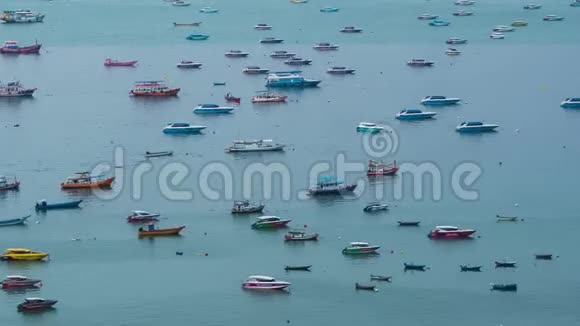 许多船只停靠在芭堤雅市视频的预览图