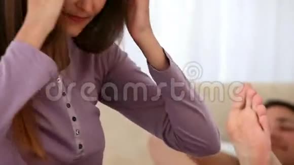 女性按摩男友脚的特写镜头视频的预览图