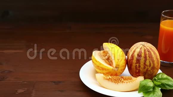 素食桌上摆着水果越南瓜青柠和果汁果汁视频的预览图