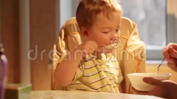 小男孩吃粥时光流逝视频的预览图