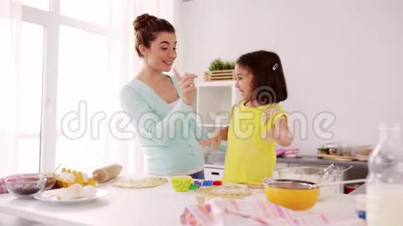 妈妈和女儿在家厨房玩得开心视频的预览图