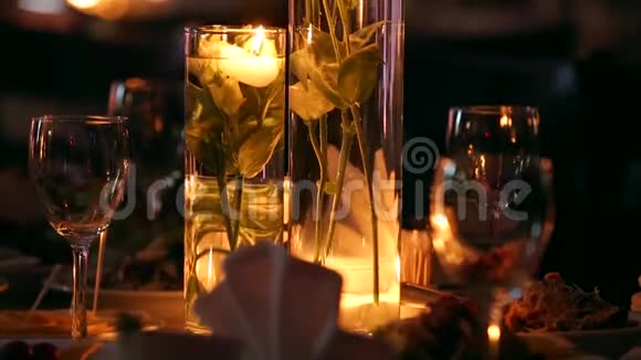 婚宴大厅内部细节与装饰餐桌设置在餐厅蜡烛和白色花瓣装饰视频的预览图
