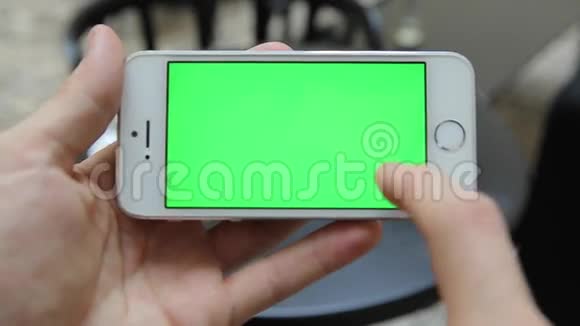 智能手机手持绿屏Chrom键视频的预览图
