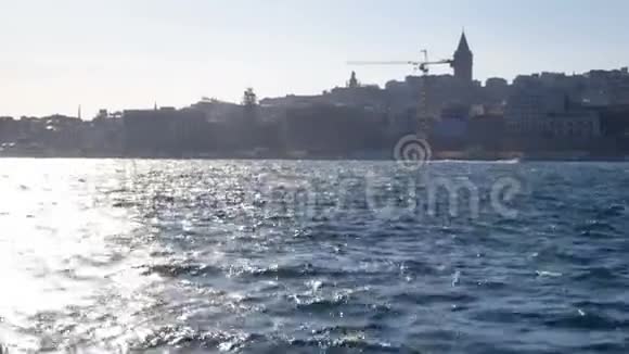 水上游船城市视频的预览图