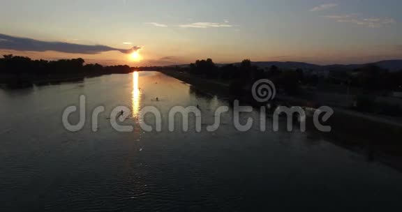日落时分在贾伦湖划船视频的预览图