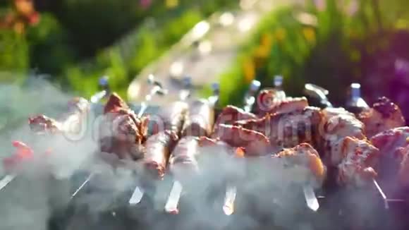 烧烤美味的肉在烤架上煮熟一个烧烤派对在明火上烤的肉块视频的预览图