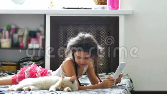 少女抚摸猫玩平板电脑视频的预览图