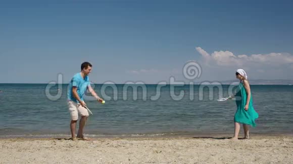 两个人在海滩上玩棒球视频的预览图