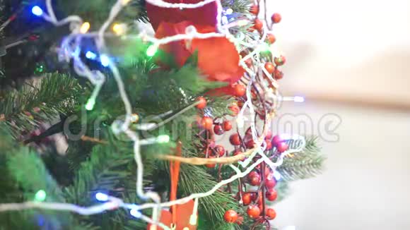 用花环和玩具装饰的圣诞树视频的预览图