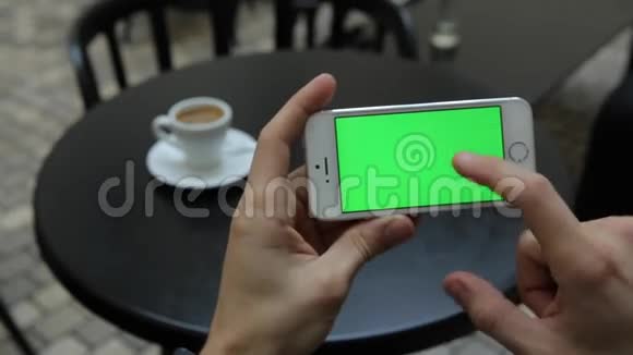 白色电话信息图形缩放页面中的绿色屏幕视频的预览图