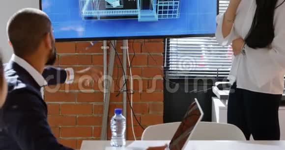 女行政人员在第4k会议室发言视频的预览图