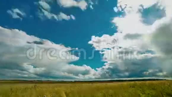 多云的天空越过田野积云太阳雨视频的预览图