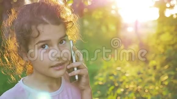 女孩少年在日落后打电话金色时光自然森林户外慢动作视频视频的预览图