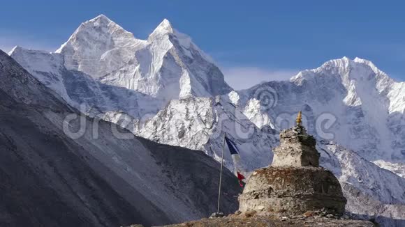 佛旗佛教Stupa多色喜马拉雅山脉4k视频的预览图