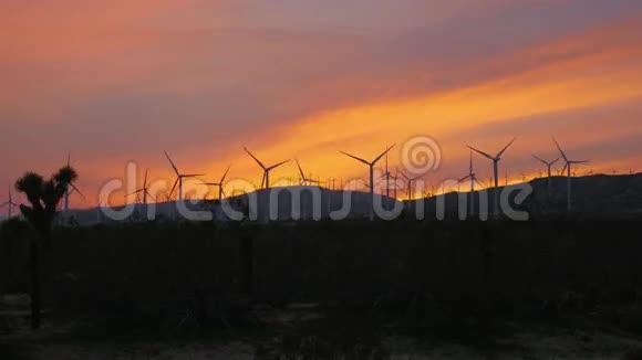 加州莫哈夫日落时旋转的风力涡轮机视频的预览图