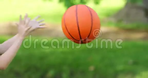 小兄弟在公园里扔篮球视频的预览图