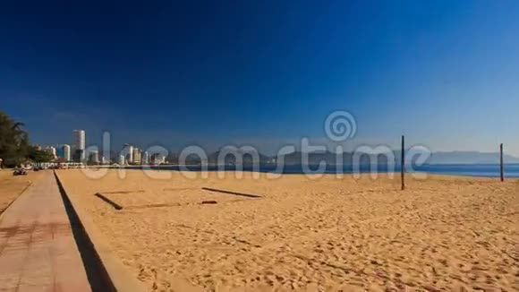 照相机拂晓时用遮阳伞穿过海滩视频的预览图