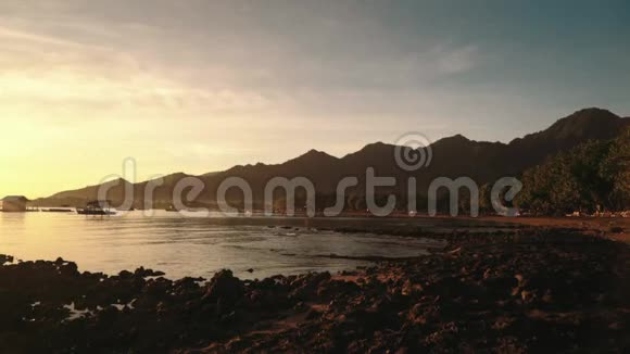 普穆特兰湾和山在日出视频的预览图