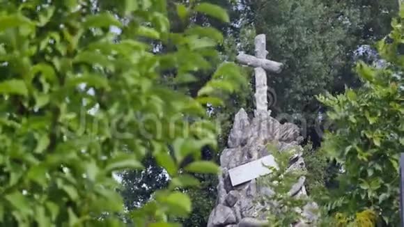 在旧墓地的石十字架黑暗的哥特式墓地一片废弃的墓地上空的云在第一次视频的预览图