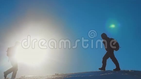 团队合作获奖者游客冬季雪商务旅行在山顶相遇两个背包徒步旅行的男人相遇视频的预览图