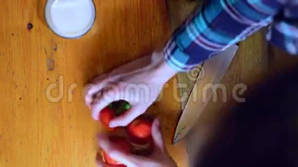 女人的手在乡村砧板上做蔬菜从上往下看视频的预览图