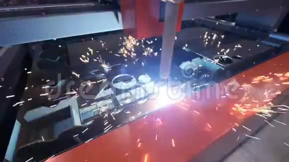 工业机器人激光切割机切割金属零件的精度很高视频的预览图