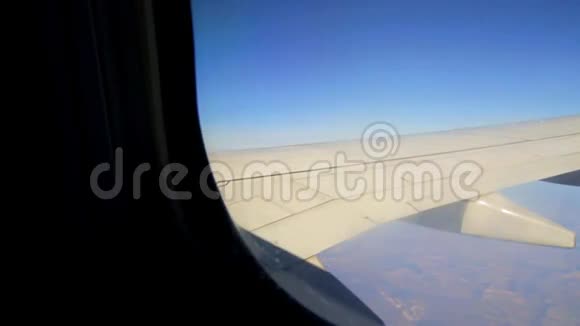 翼飞机从云上飞过从窗外眺望视频的预览图