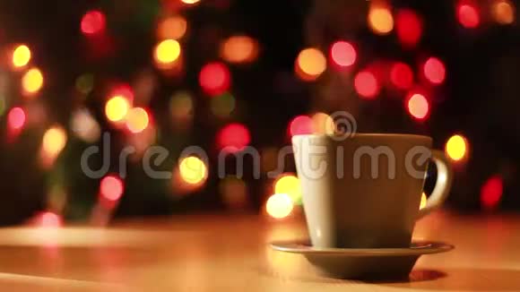 新年圣诞节一杯咖啡的蒸汽视频的预览图
