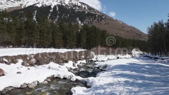 河附近埃尔布鲁斯山全视频视频的预览图