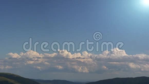 高山上的云层时间流逝视频的预览图