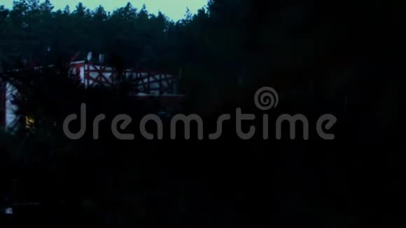 日出在森林中的小车镜头时间流逝视频的预览图
