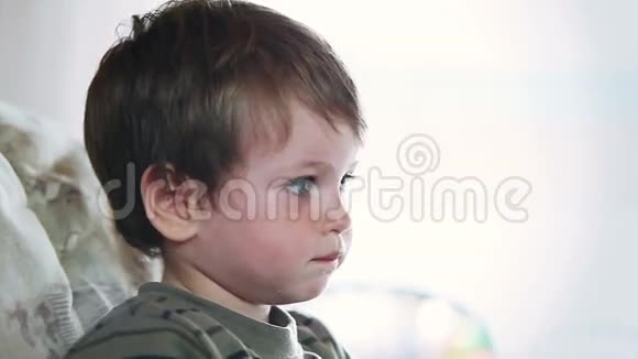小男孩看电视吃苹果股票录像视频的预览图