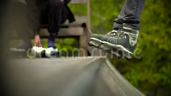 一个穿着溜冰鞋的青少年在一个视频的预览图