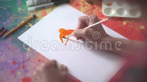 艺术家画一支画笔用刷子的艺术家的手视频的预览图