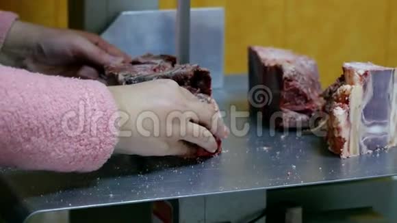 屠夫雕刻肉3840x2160视频的预览图