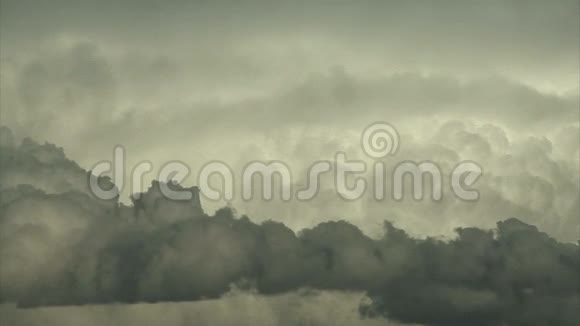 风景优美的风暴云视频的预览图