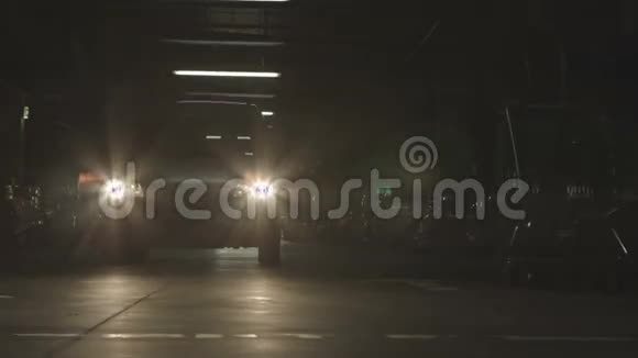 汽车在地下停车场行驶视频的预览图