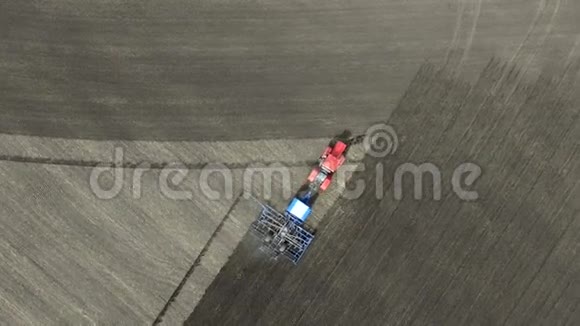 农用拖拉机挖地视频的预览图