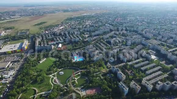 罗马尼亚莫吉奥罗斯公园布加勒斯特市的鸟瞰图视频的预览图