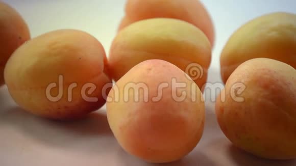 杏子新鲜和成熟的有机杏子在桌子上生物水果视频的预览图