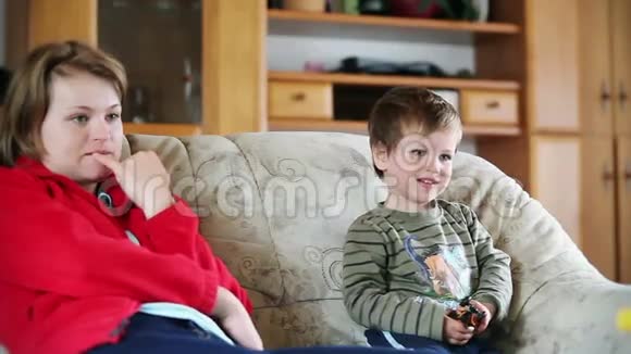 妈妈和小男孩看电视看股票视频的预览图