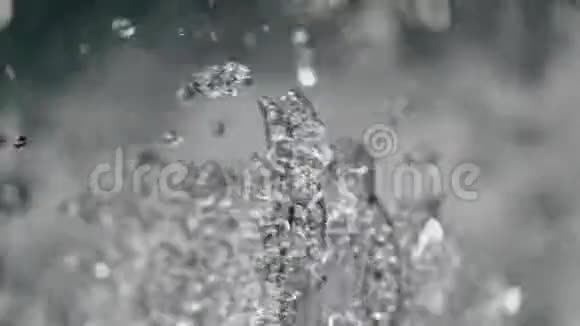 喷泉的水溅在空气中缓慢流动视频的预览图