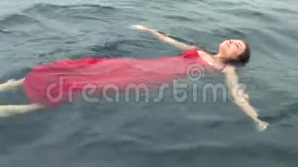 在红海里自由潜水员穿着红色连衣裙视频的预览图